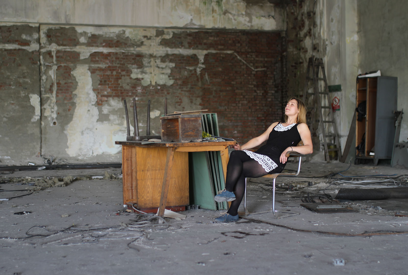 Odpočinek ve velíně. Tam, kam kdysi soléhal hukot strojů, je dnes ticho. Poslední turbína se zastavila, poslední generátor dotočil. Odfázováno, konec.