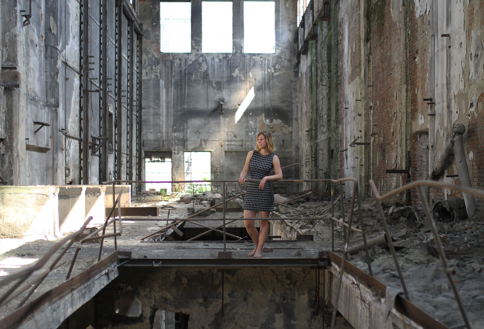 Některé prostory svojí monstrózností vzbuzují respekt. Někomu by to tu mohlo snad nahnat i strach. Hanka ovšem strach nemá a tím nahání zase strach mně.