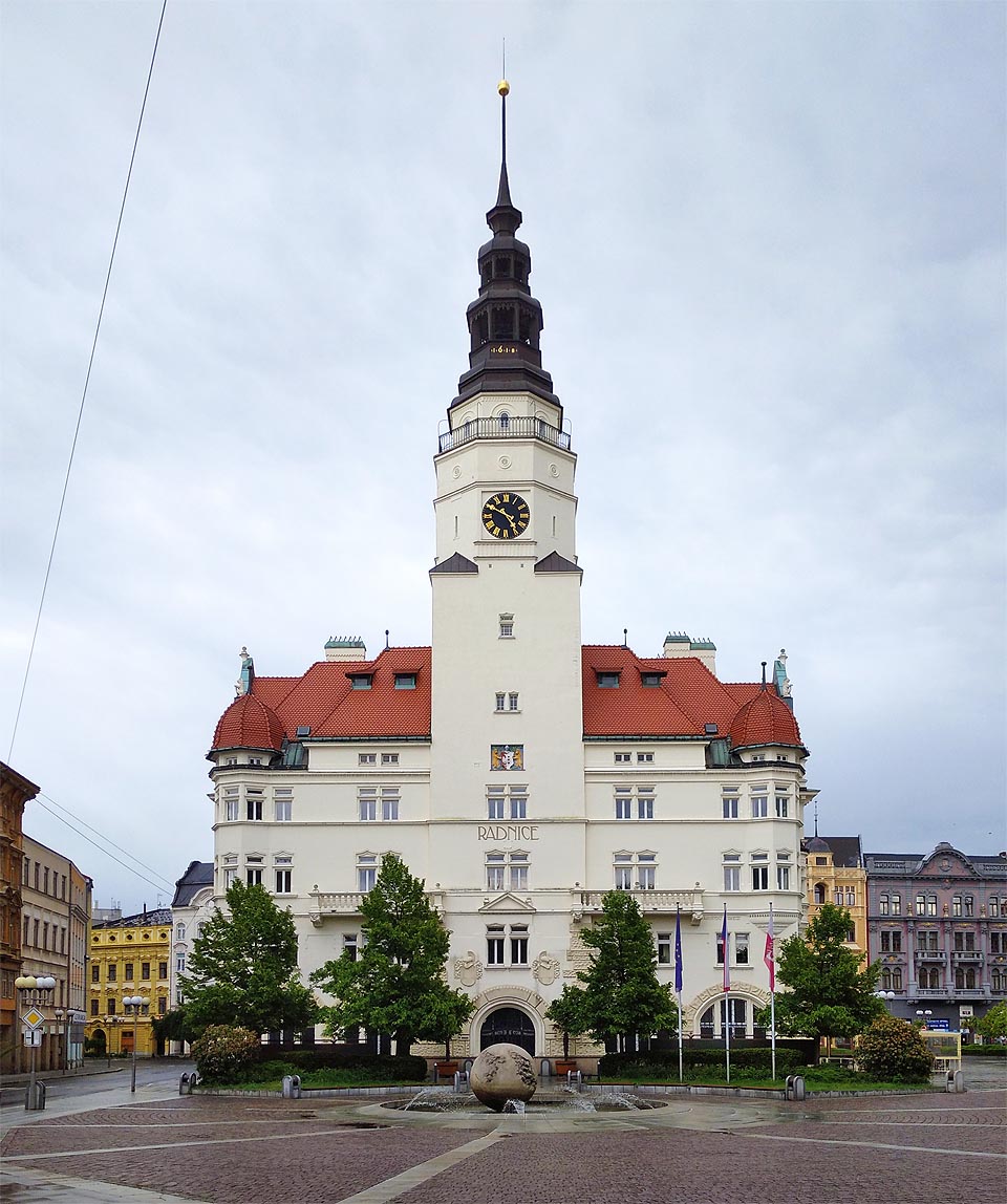 Po zrušení nedělního programu jsme se raději vydali na výlet. V rozumné vzdálenosti se nachází Opava, kam jsme zamířili z Frenštátu vlakem. Pršet ale nepřestávalo.