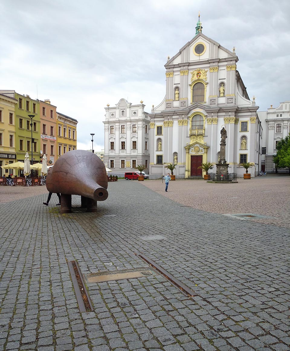 Z původní 1000 mm tramvajové sítě v Opavě zbylo jen pár kousků kolejí, coby připomínka lepších časů. Dnes by se po nich mohl prohánět třeba mravenečník alias špion od Františka Skály…