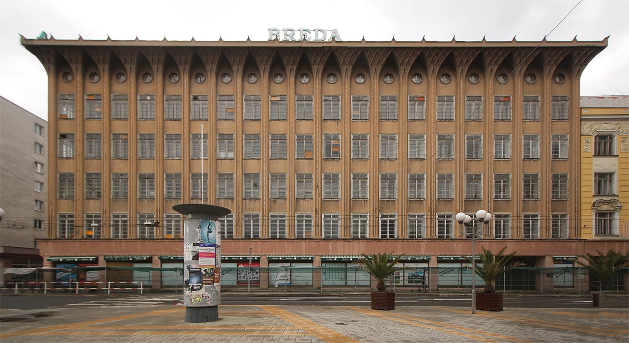 Narozdíl od modernío nákupního centra na místě Bredovy továrny zeje skutečný obchodní dům Breda prázdnotou.