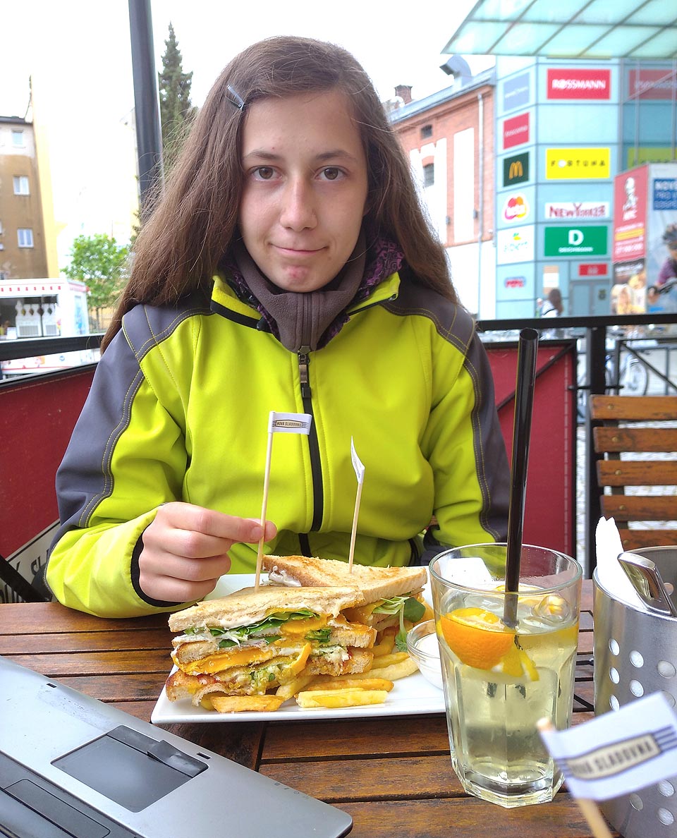 V Nové sladovně jsme si dali cosi mezi burgerem, sendvičem a kološvárským zelím. Bylo toho dost za slušnou cenu a bylo to moc dobré.
