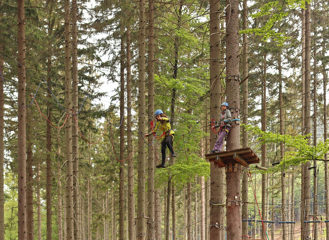 Děvčata se lanových překážek (na rozdíl ode mě) nebojí.