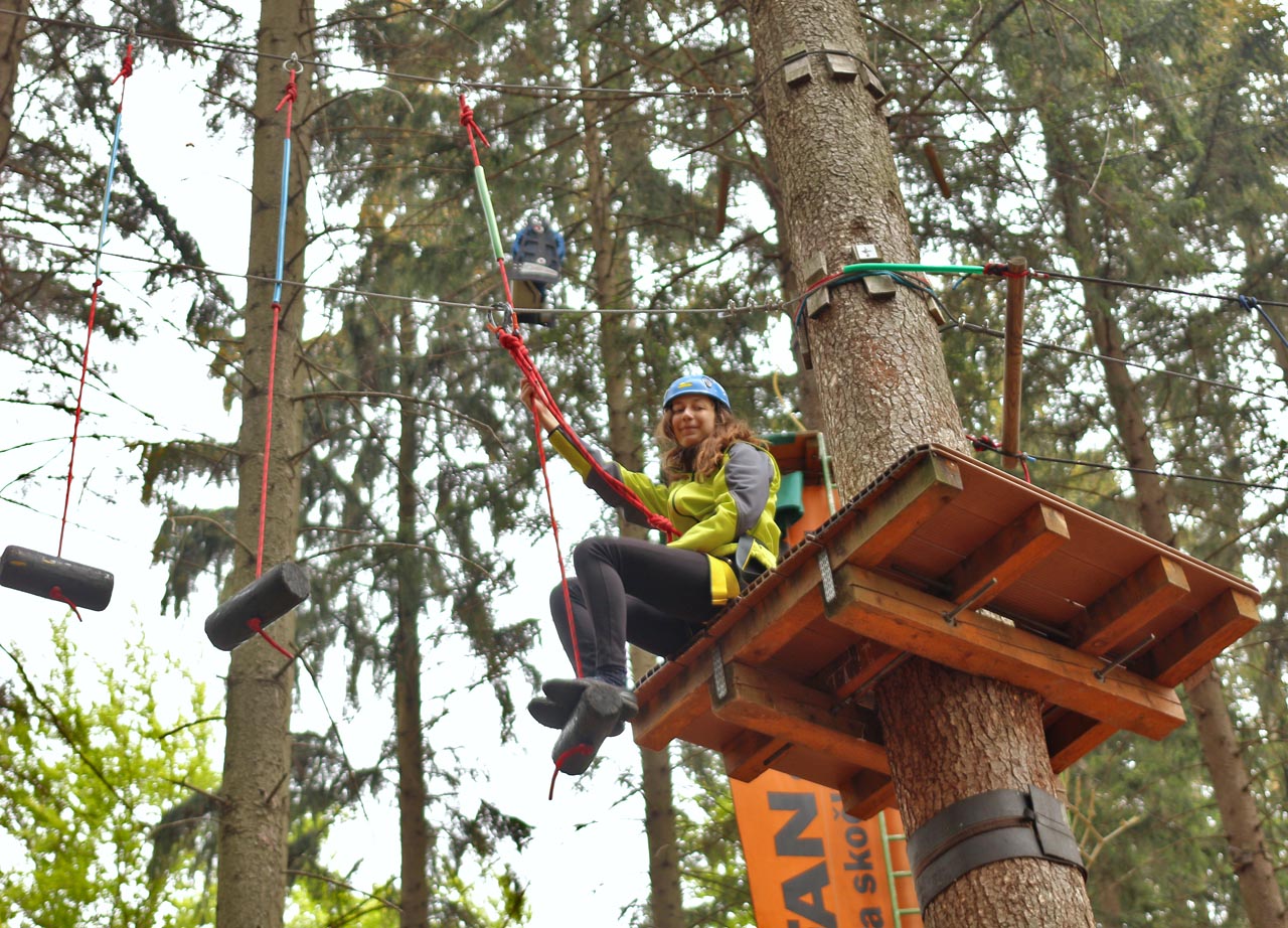 Doubravka krátce odpočívá na jednom z desítek stanovišť na nejtěžší, černé, trase.