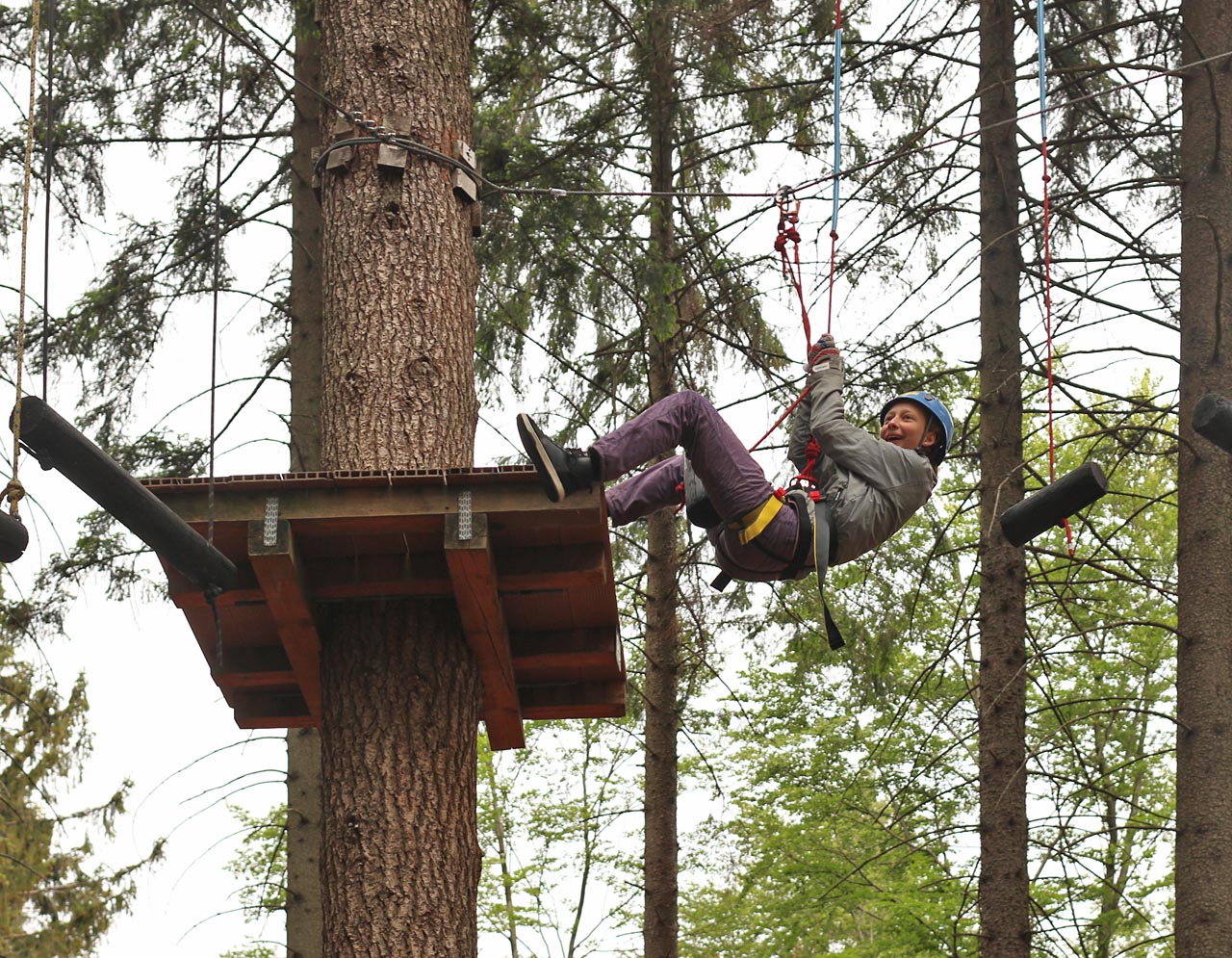 Liduše už tam skoro taky byla, ale cosi se zvrtlo. Ještě, že jsou v Tarzánii všichni řádně jištění.