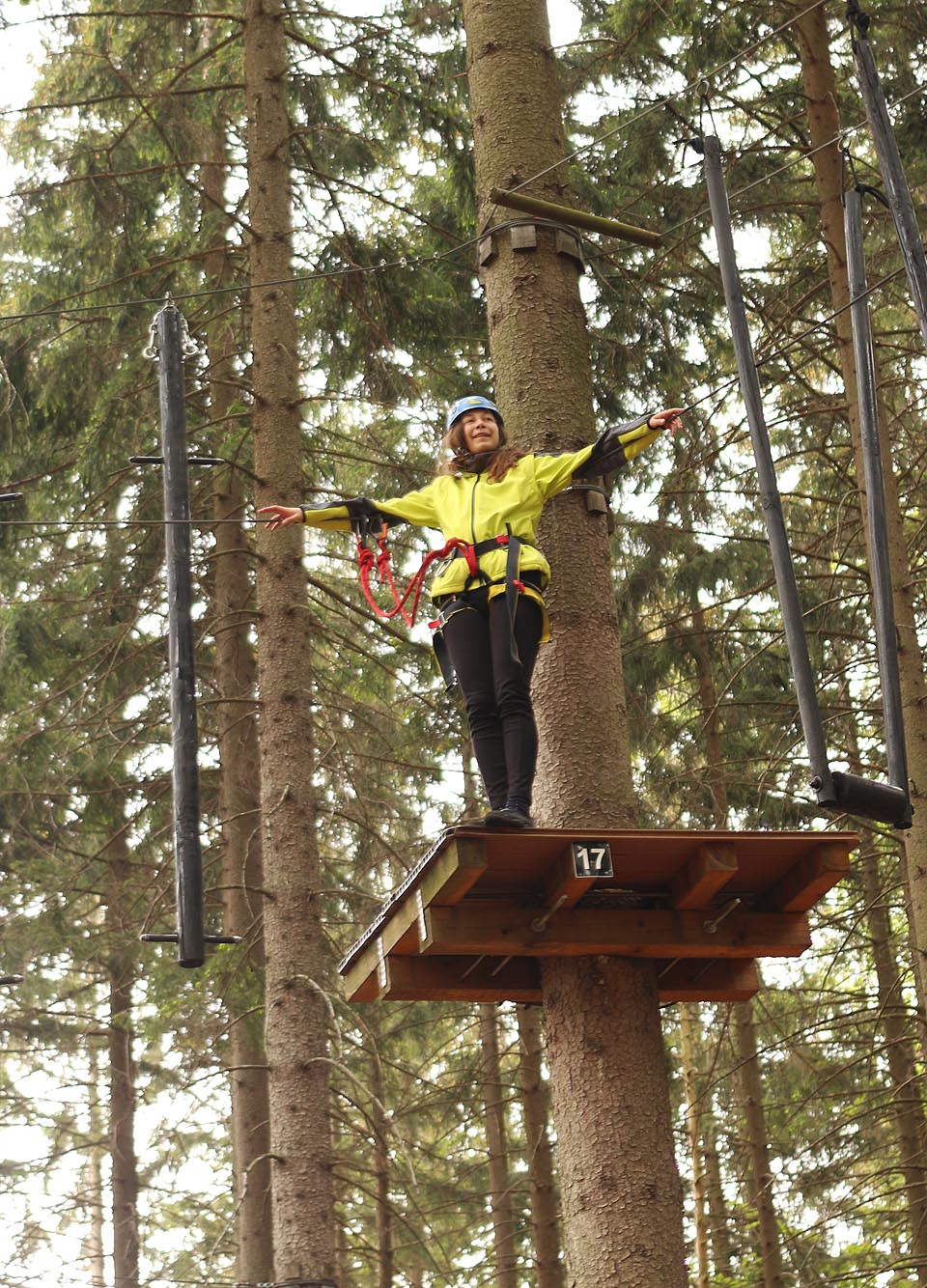 Paní instruktorka na svém trůnu v korunách stromů.