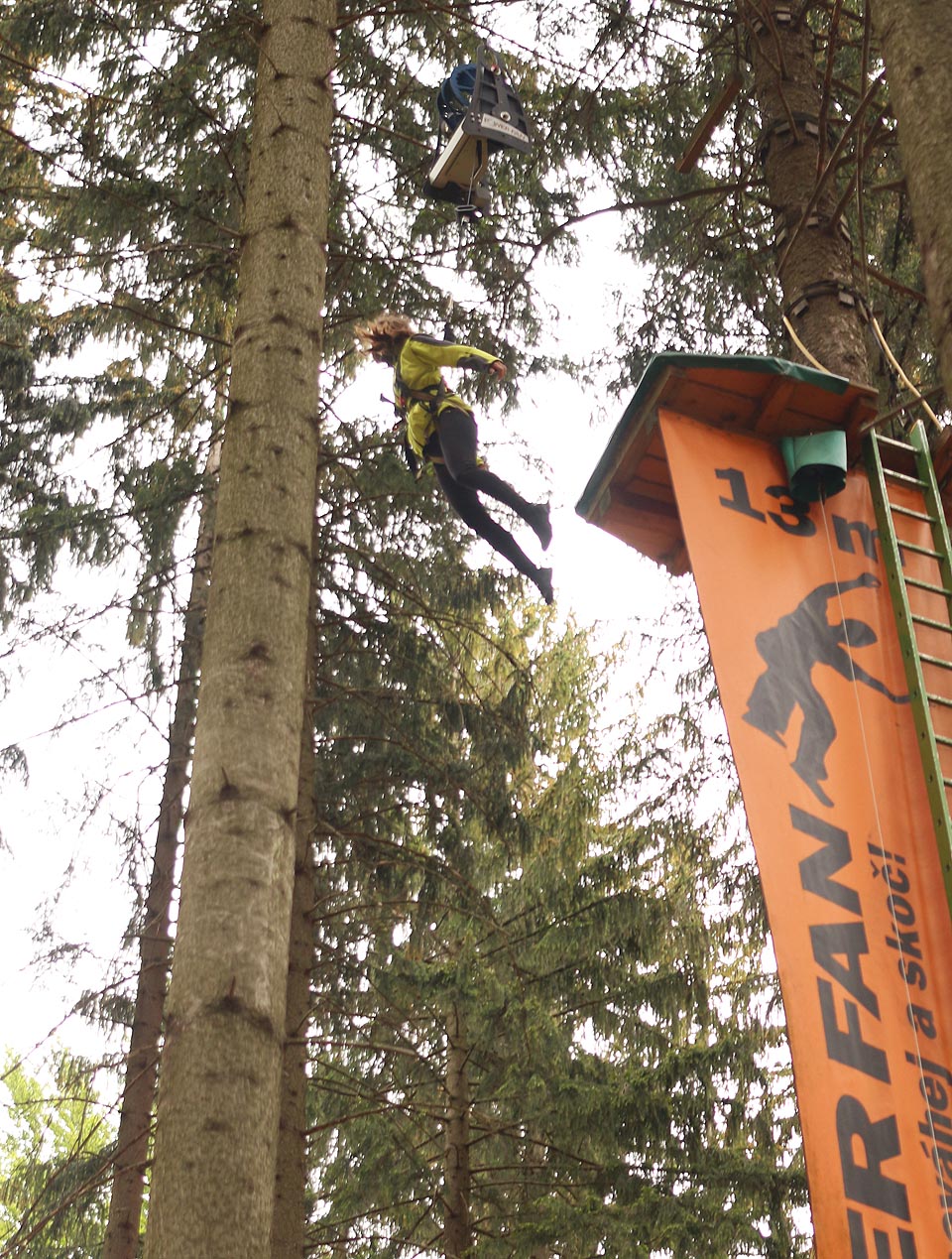 Nejděsivější hrůzou je v Tarzánii takzvaný power fan. Zařízení, které umožní člověku skočit volně z výšky 13 m a pouze tenkým lankem na úvazku jej před dopadem přibrzdí pomocí větrné brzdy na snesitelnou rychlost.