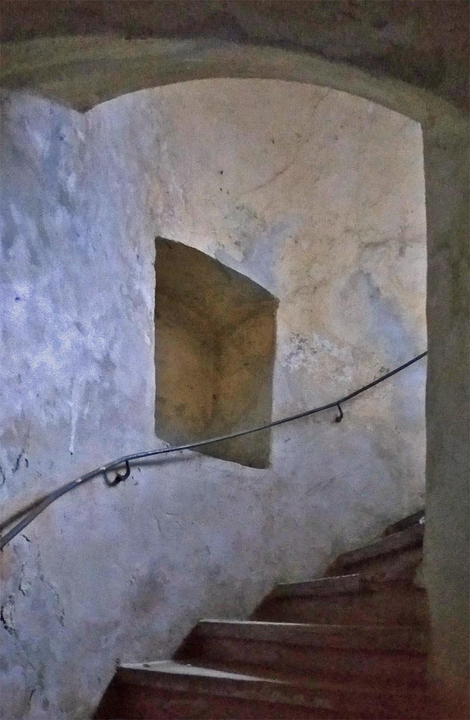 Po schodišti odsud lze sestoupit na dolní dvorek.