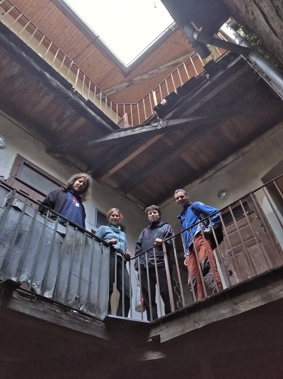 Kolegové z Druhého Brna, kteří mně dělali společníky při přespání na půde opuštěného domu.