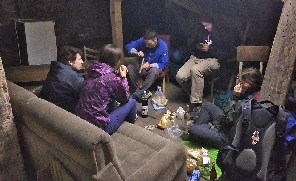 Celkem se nás sešlo šest. Ze starého nábytku jsme na půdě vytvořili pokojíček, kde jsme si povídali, jedli, zpívali a četli až dlouho do noci. Pod námi jezdili po ulici v autech a trolejbusech nic netušící obyvatelé města a roky opuštěný dům zase jednou ožil nefalšovaným životem.