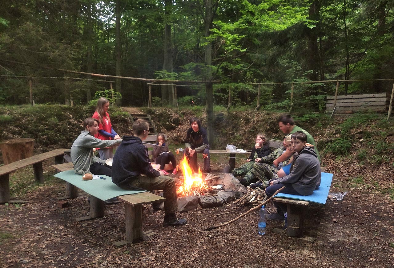 Na oddílové akci s TO Kamarády ze Šumperka jsme si vpodvečer popovídali u ohně a dokonce i něco snědli.