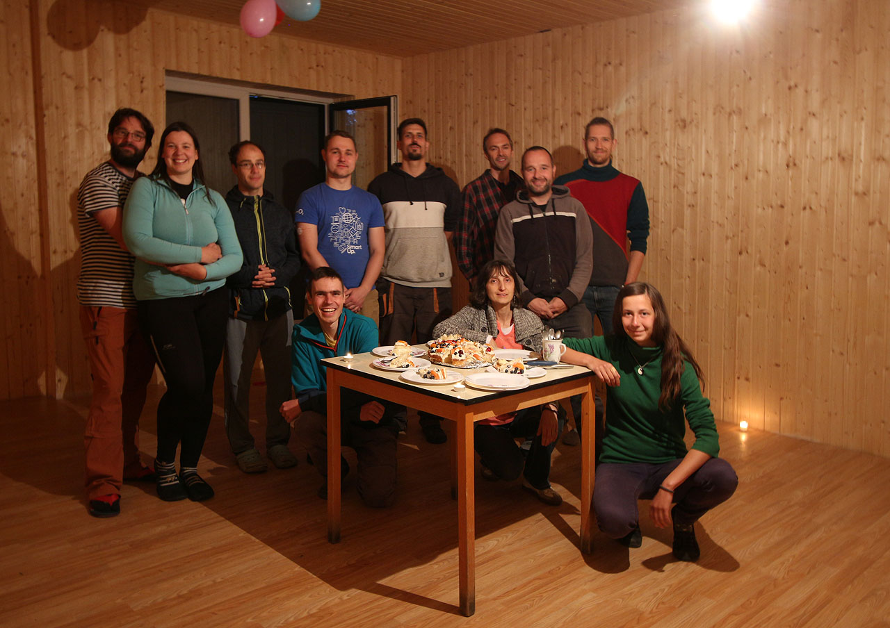 Společné foto. Díky za pomoc, balhopřání i dárky.