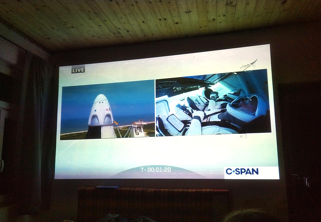 Hezkou tečkou za sobotní oslavou bylo sledování startu prvního Falconu 9 s posádkou v lodi Crew Dragon Demo-2, které nachystal Vašek. USA tak po devíti letech závislosti na Rusku opět získaly vlastní kosmickou loď pro vynášení kosmonautů do vesmíru. A nutno dodat, že ve velkém stylu.