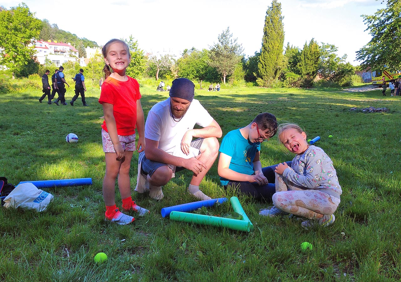 Na 14. Foglarovském odpoledni se nás 1. června 2020 sešlo celkem 5. Policie a záchranná služba konají v pozadí, my ale připravujeme dynamické hry s míčky a pěnovými válci.