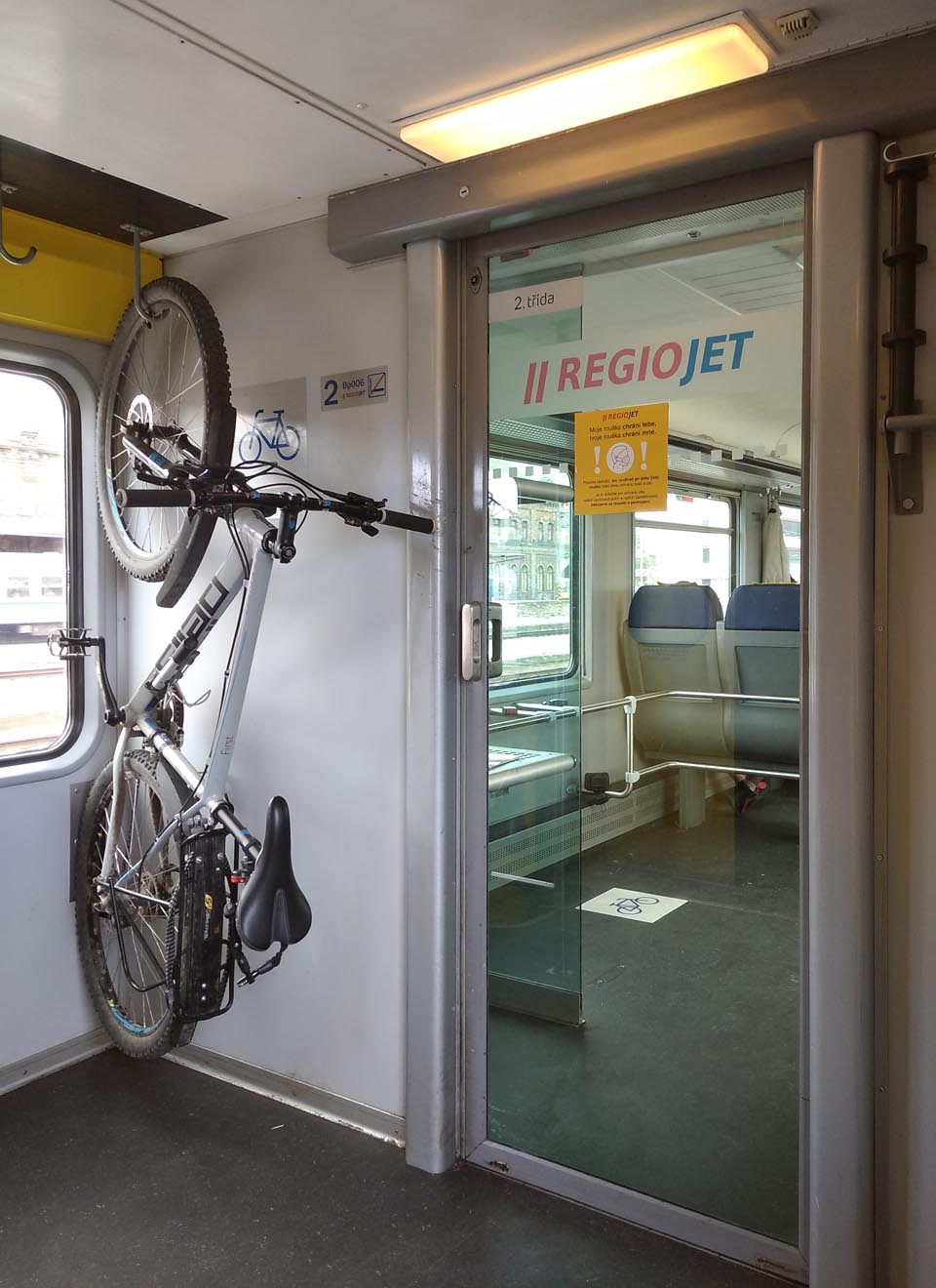 Na sever jsem se tentokrát vydal se svým věrným kolem. Přeprava bicyklu v RegioJetu se ukázala být překvapivě snadnou.