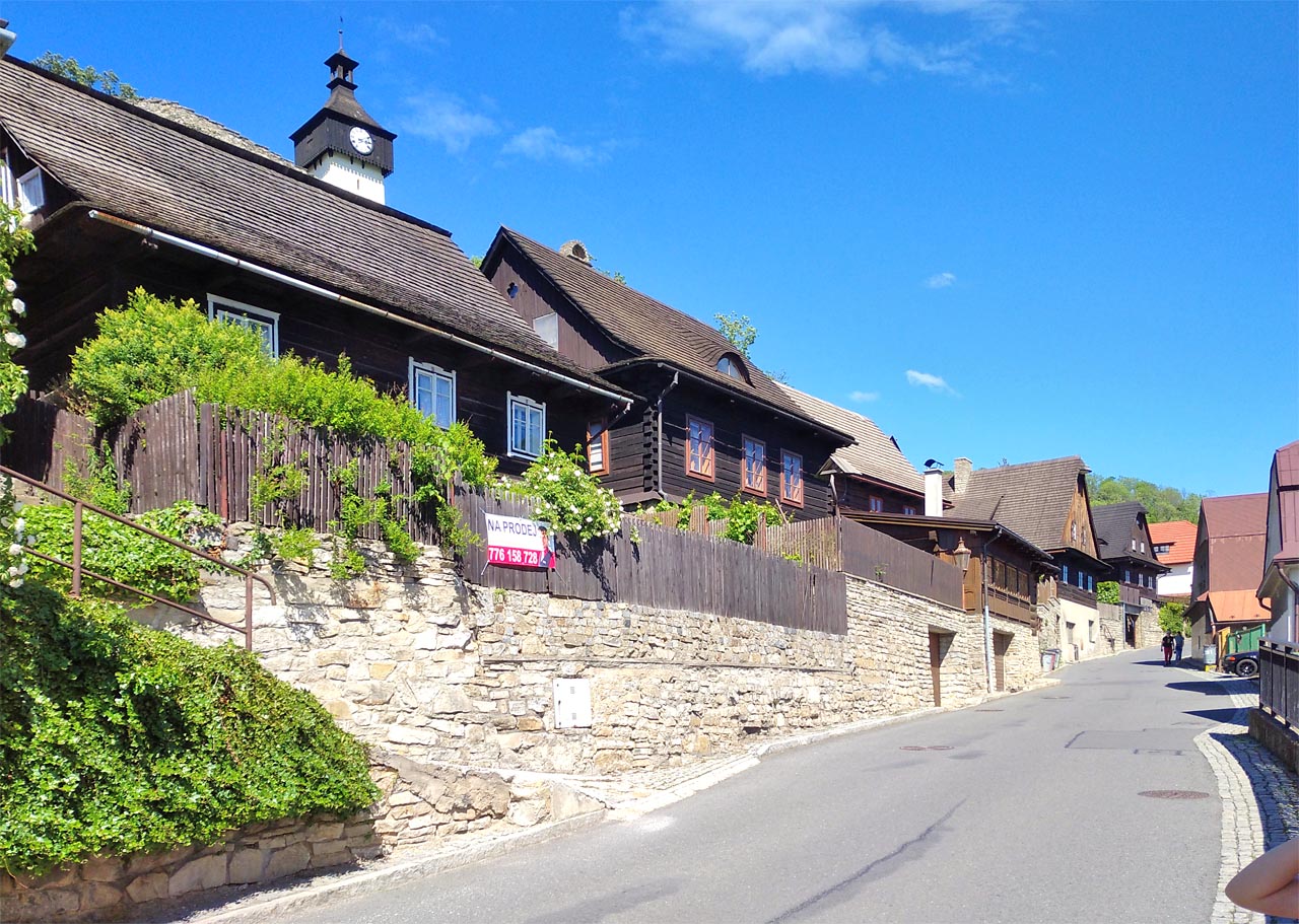 Hlavní štramberská ulice alias Dolní Bašta a Barčin loket.