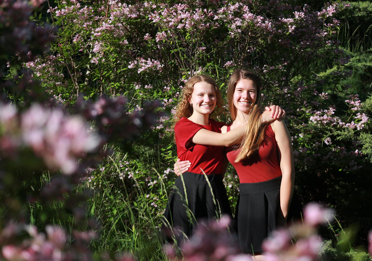 V Dolní Kamenárce za městem se nachází příjemné arboretum s nepříjemným hlídačem. Děvčata zde zapózovala ryze příjemně.