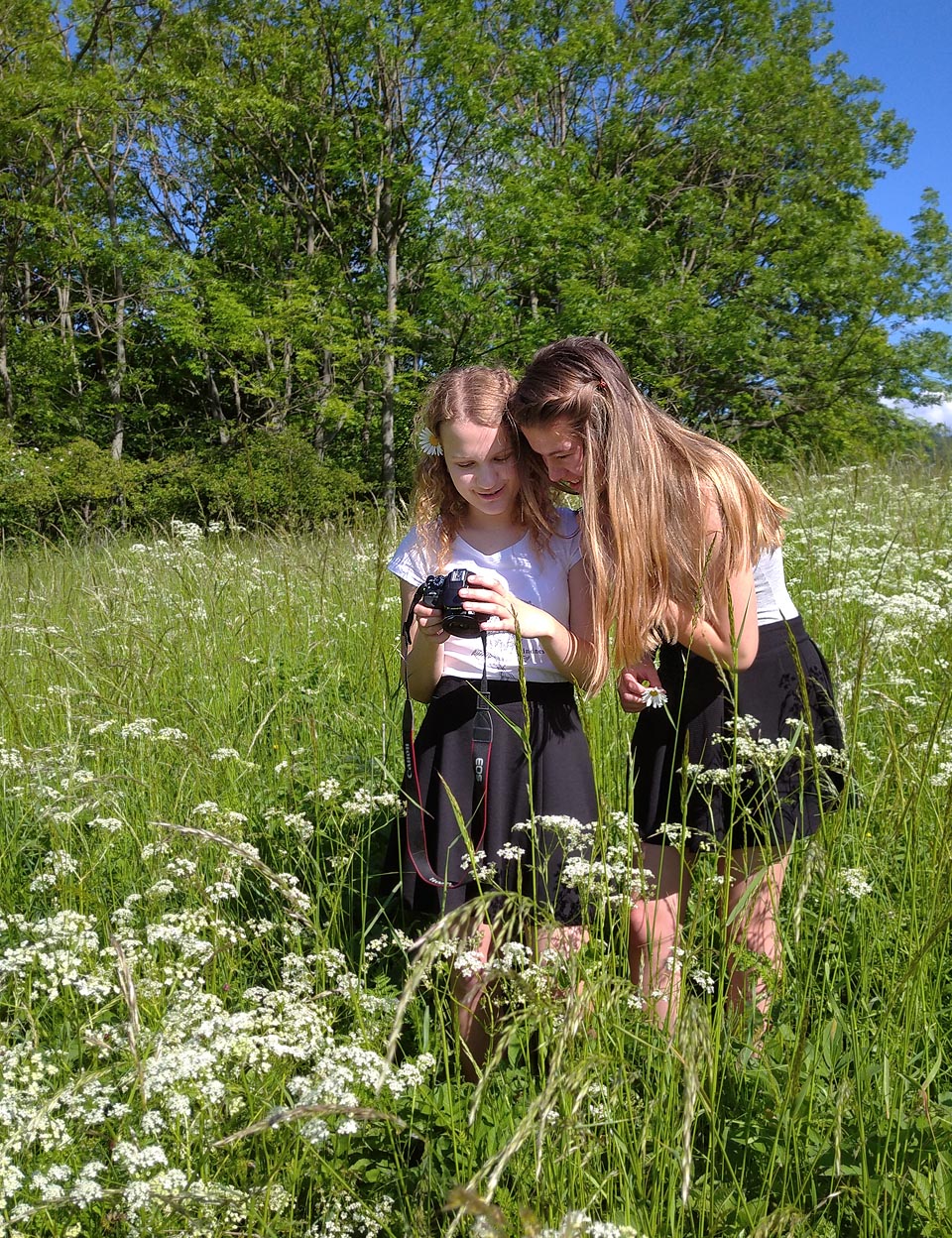 Opuštěné sady nad Horní Kamenárkou a děvčata, prohlížející si fotky, které jsem potom omylem zformátoval.