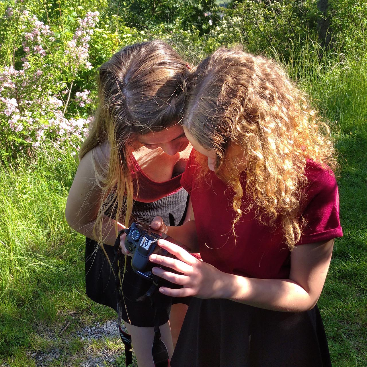 „Do poloprázdnejsch vagónů přineste kouzlo táborů, kde holkám z vlasů voní svítání.“
