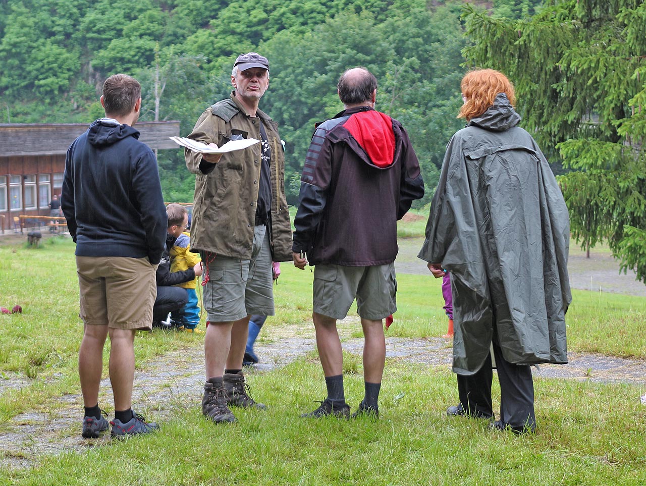 Menhart z pražské pobočky SPJF rozjel ve Sluneční zátoce program pro všechny věkové kategorie, který kupodivu nepřekazil ani déšť. Na snímku společně se zády otočeným Sovou, Štěpánkou a Tajlórem.