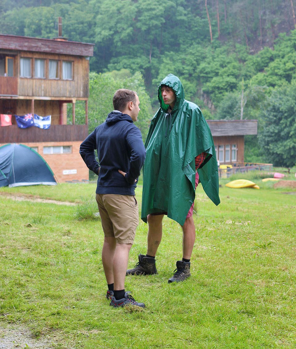 Jak jinak než v krátkých kalhotách spolu diskutují Sova a Ježek.