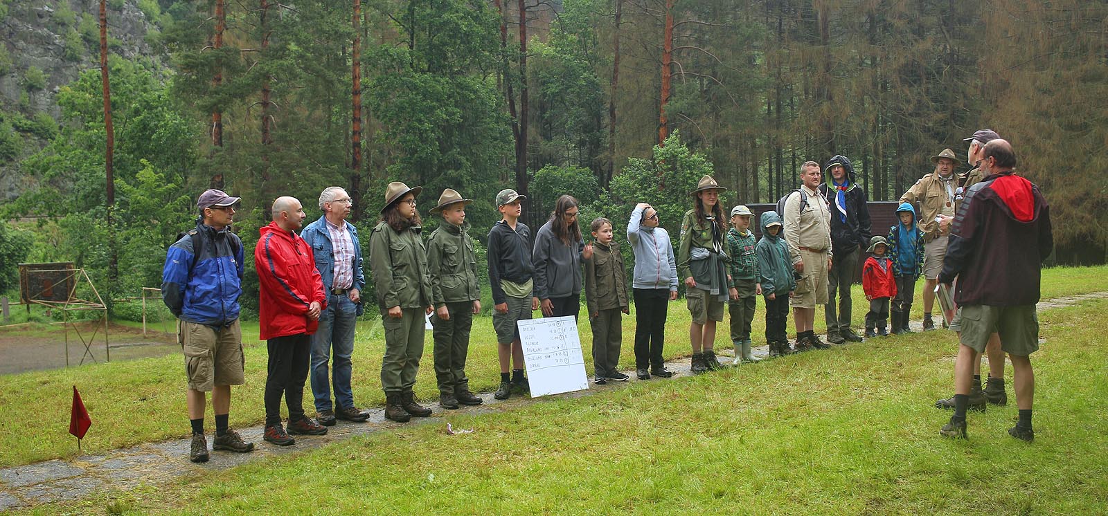 Nástup účastníků Menhartovy soutěže. Z řady jsou jemnování vítězová, jež kromě slávy sklidí i nějakou tu drobnou cenu.