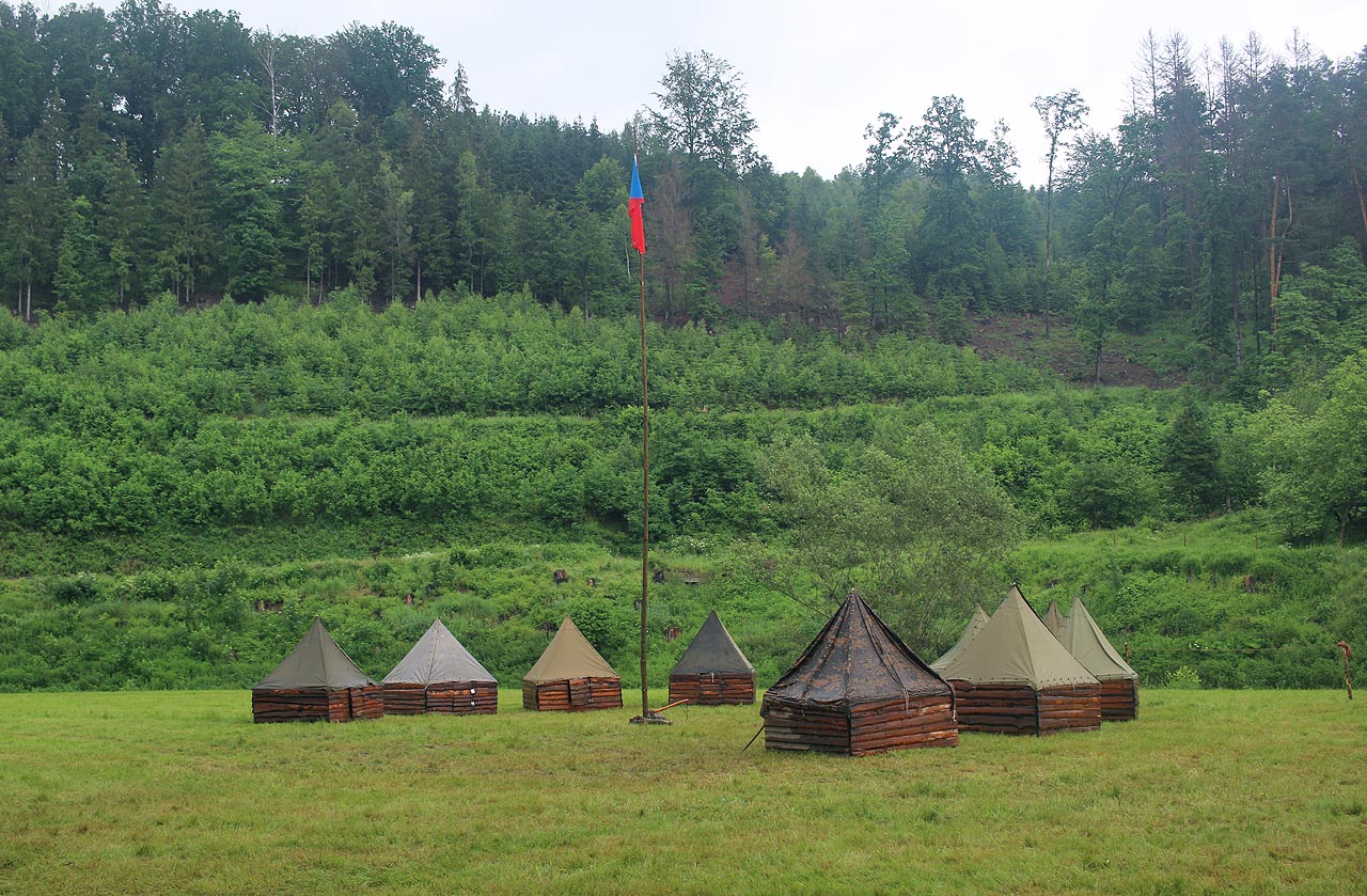 Spolek Skauti a Skautky Vpřed z Prahy Kbel postavil ve spolupráci se SPJF ve Sluneční zátoce drobnou repliku skautského tábora s podstadovými stany. Tak nějak to tu vypadávalo za dob Jaroslava Foglara v dešti.