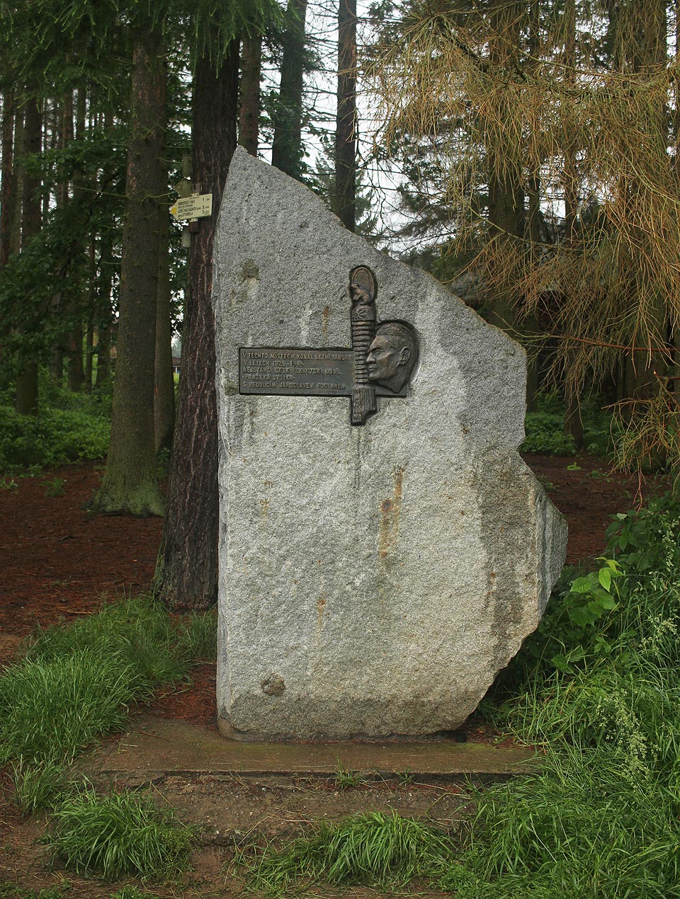 Tak vypadá samotný Jestřábův pomník.