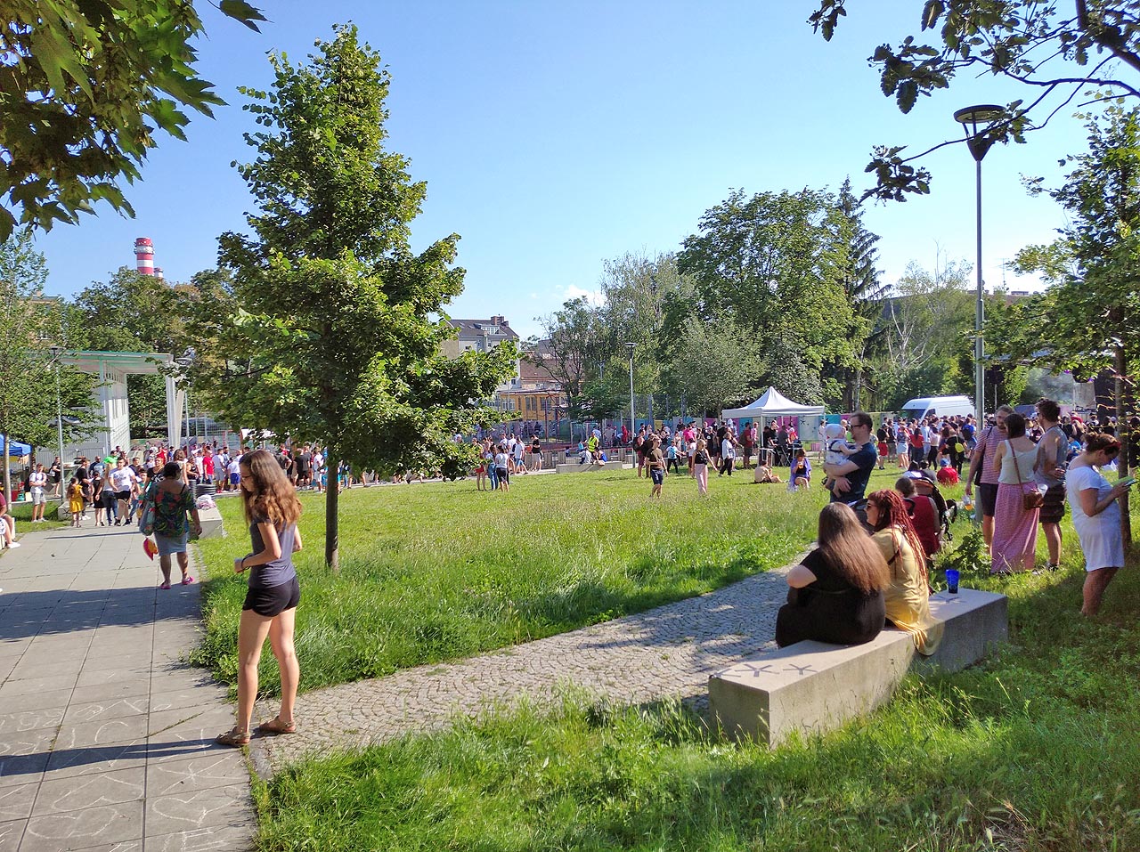 Park Eugena Horvátha na konci června vypadá i s Doubravkou přesně jako typická podbízivá vizualizace od architektů.