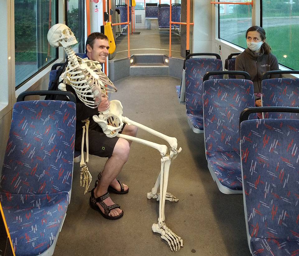 Na stavbu tábora Alvarez s námi vyrazil i kostlivec Rodrigéz. Později měl sehrát ústřední roli při etapě hledáníé Rodrigézova hrobu, tak jak ji vymyslel sám Jaroslav Foglar. Za půjčení skeletu děkujeme Strejdovi Vláčkovi!