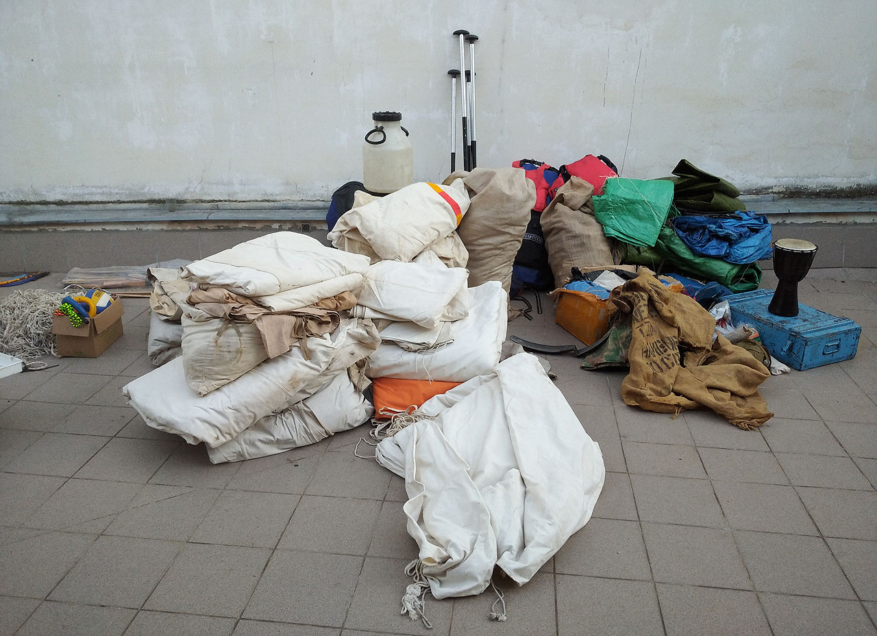 V úterý večer jsme zaplnili terasu před klubovnou SPJF táborovým vybavením. Odvézt všechno jedinou dodávkou nebylo snadné.