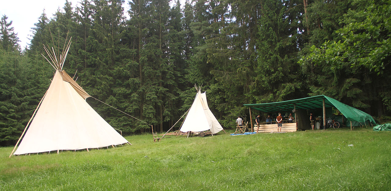 Ve středu již stála na poněkud provlhlé louce první tři týpí.
