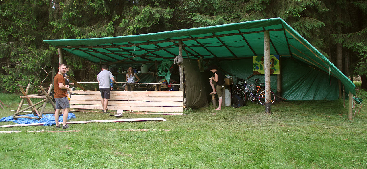 Nová čelní stěna kuchyně vzniká pod vedením Romaina.