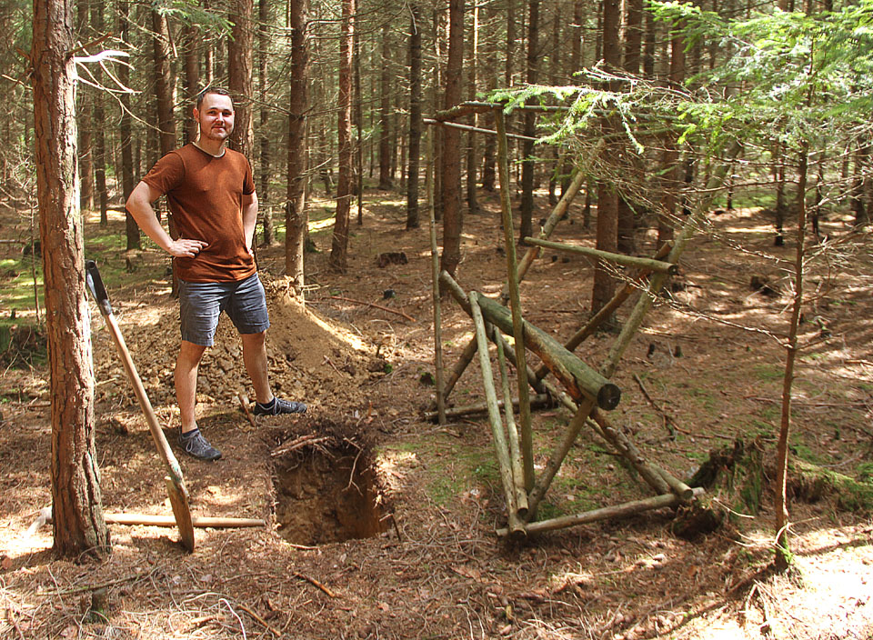 Sova právě vykopal přepychový <s>hrob</s> latrínu.
