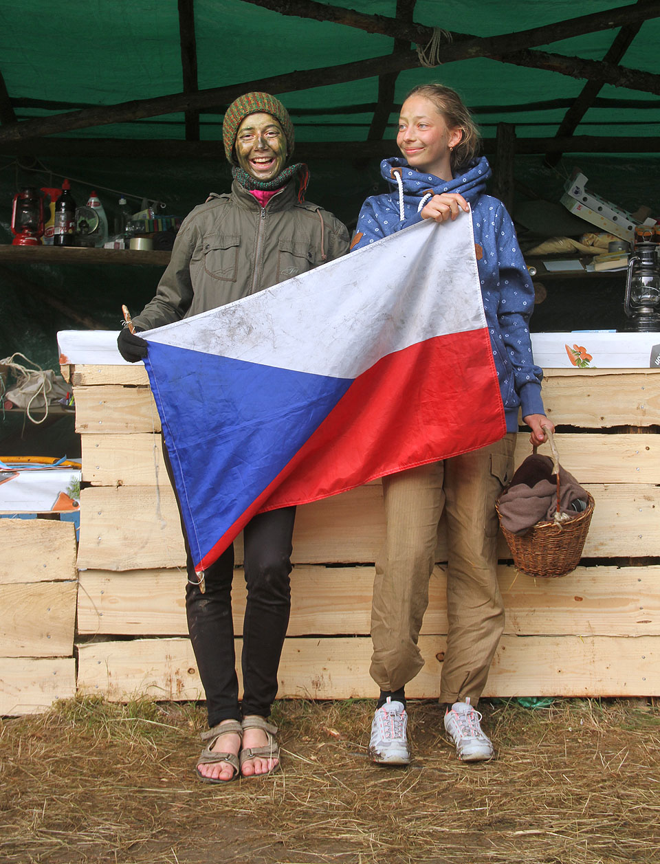 Nikoliv Pikárec, ale my jsme nakonec přišli o svoji cennou zástavu. Vlajku nám ze stožáru stáhla Doubravka, ale situace se vyrovnala, když jsme zajali její sestru Lídu, vydávající se v noci za náhodnou houbařku.