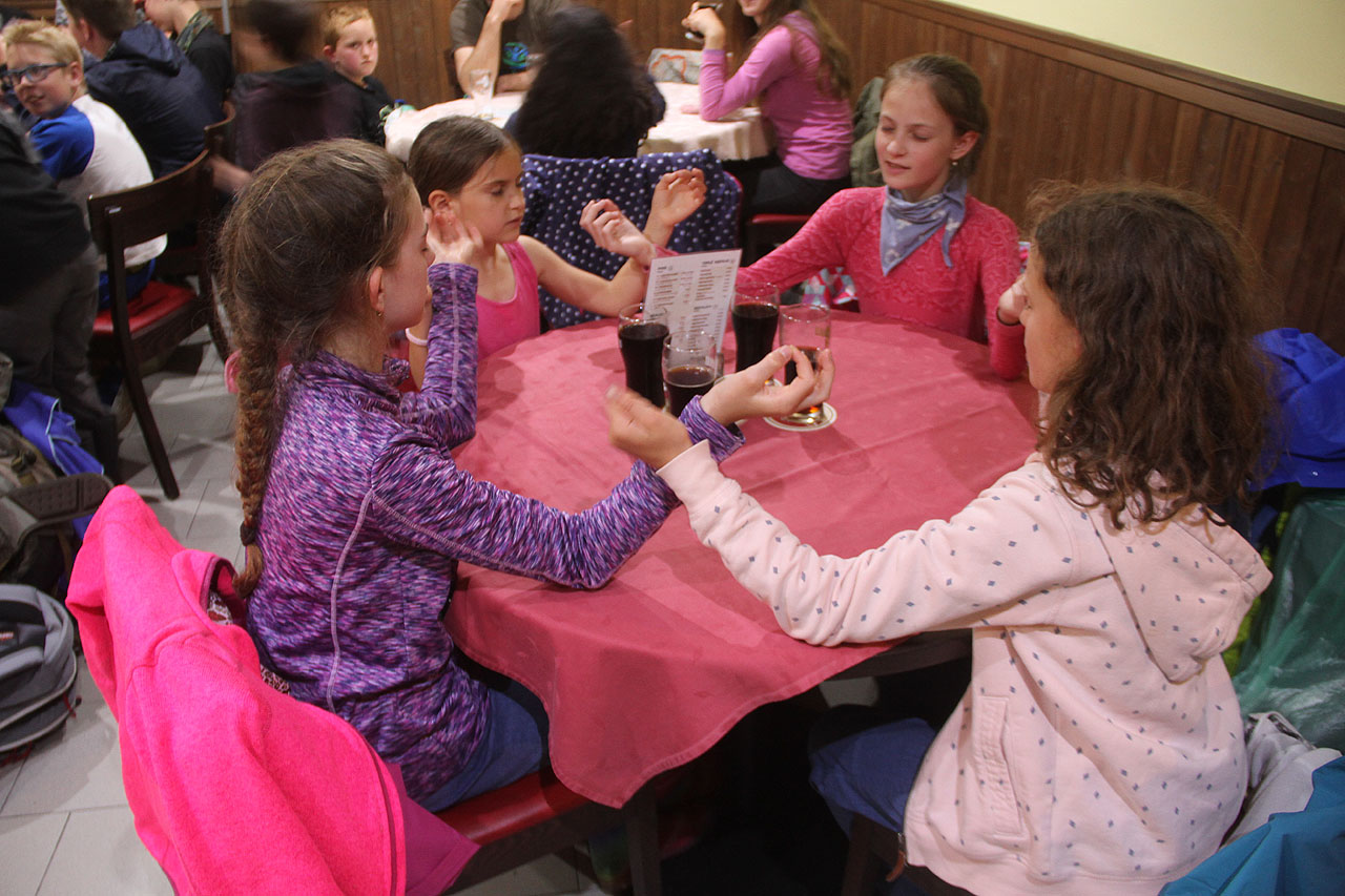 Po cestě se Hanka se Sofčou, Míšou a Veverkou snaží vyvolávat duchy.