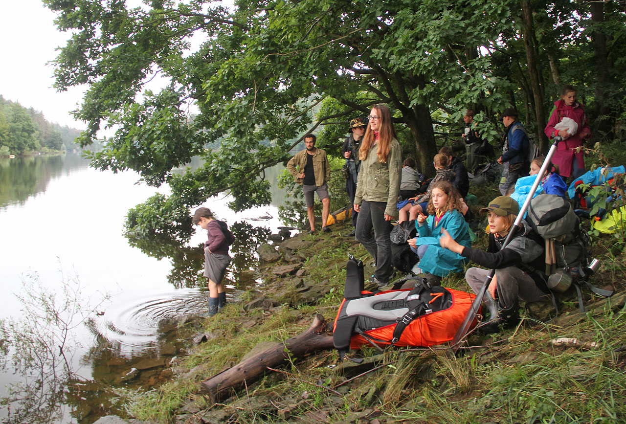 A taky nám stojí v cestě jedno jezero. Naštěstí máme s sebou nafukovací loď…