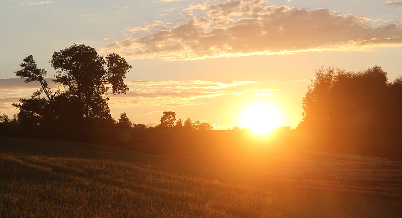 V neděli se vracíme na tábořiště a nad Českou Jablonnou zapadá slunce.