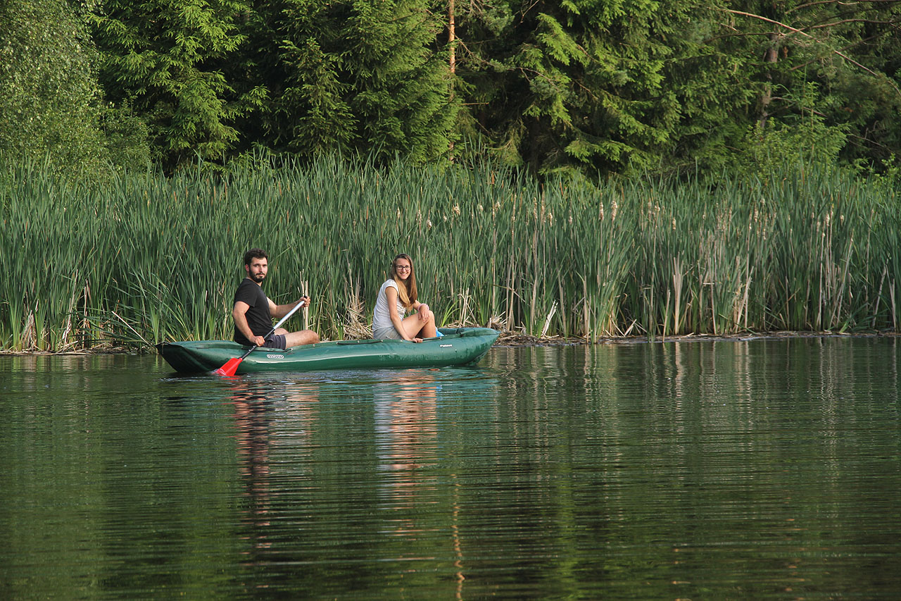 Romain s Kolou na romantické projížďce rákosím při přípravě vodních her.