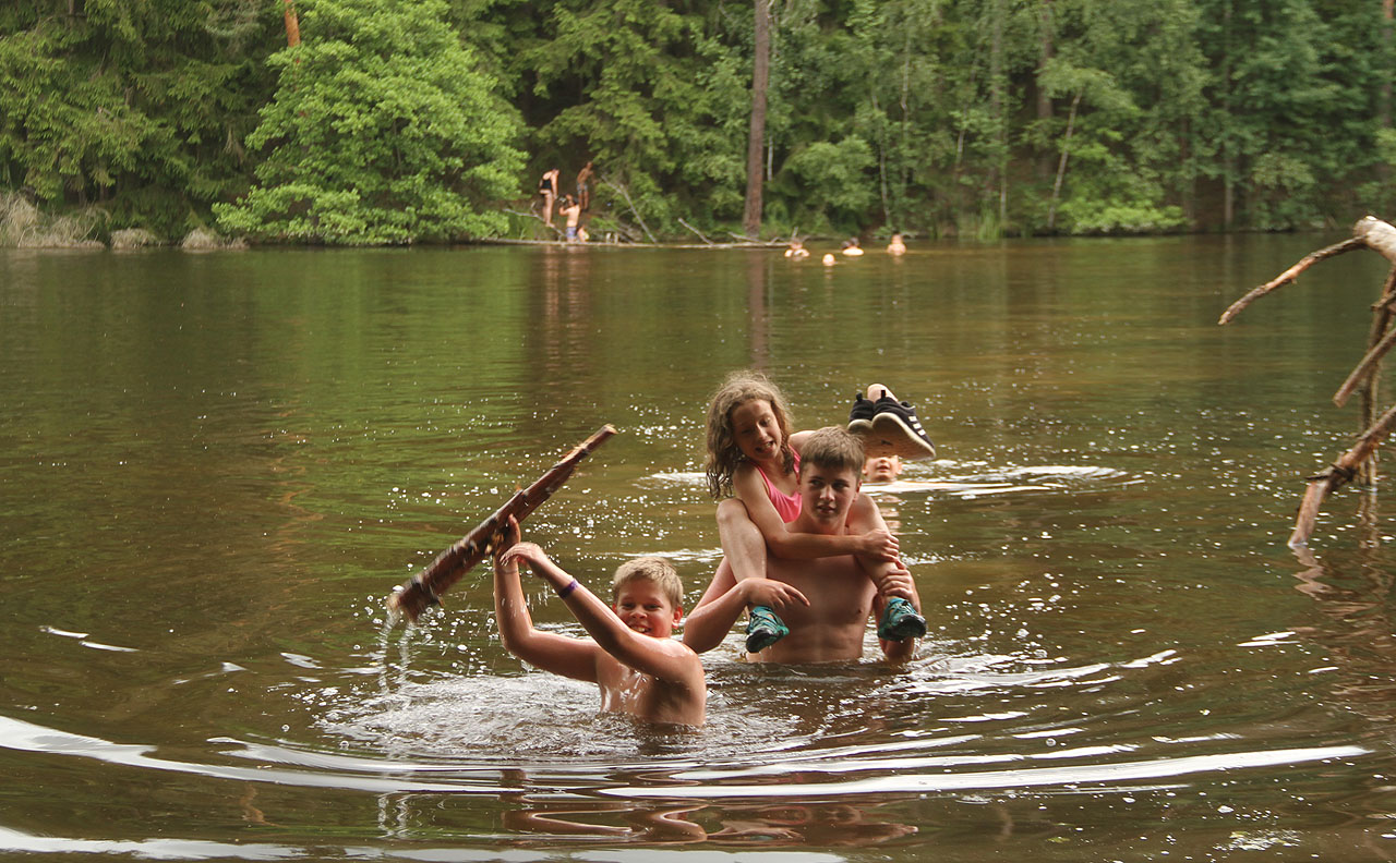 Soutěž o překonání rybníka Vampoláku s jedním členem družiny suchým.