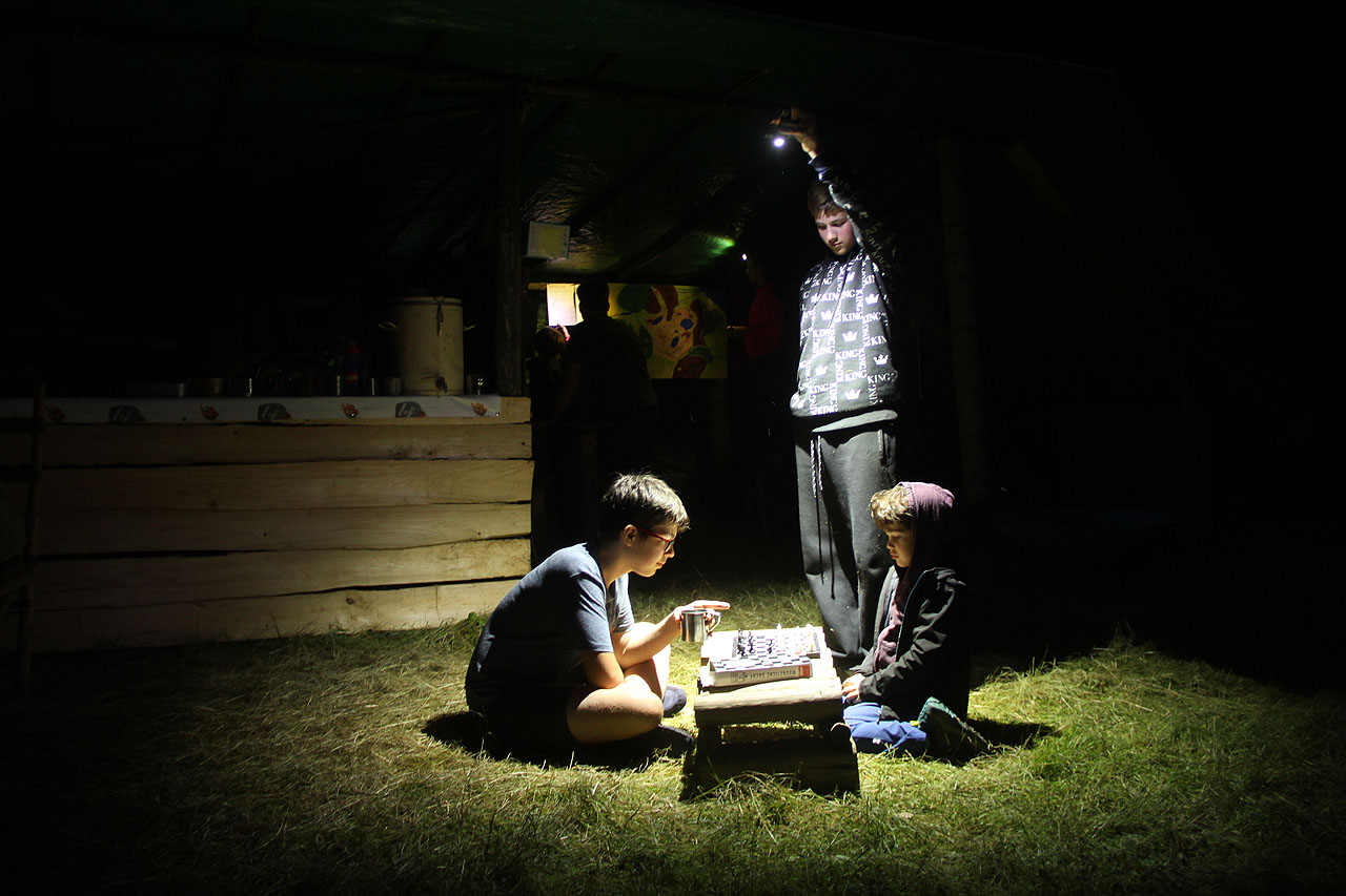 Oblíbenými se na táboře staly šachy. Občas se mezi stany hrály turnaje až dlouho do noci.