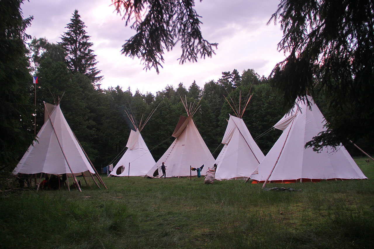 Tábor Alvarez v záři červánků.