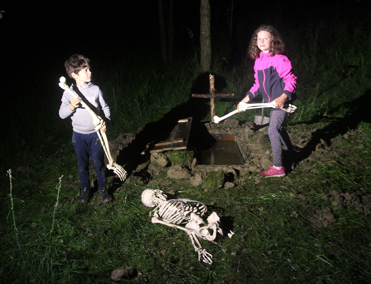 Rodrigézův hrob byl prvním, poněkud strašidelným, stanovištěm na závěrečné cestě. Poslední večer jsme ho s Adamem a Veverkou šli vykopat již za tmy a zjistili jsme, že rakev je plná vody.