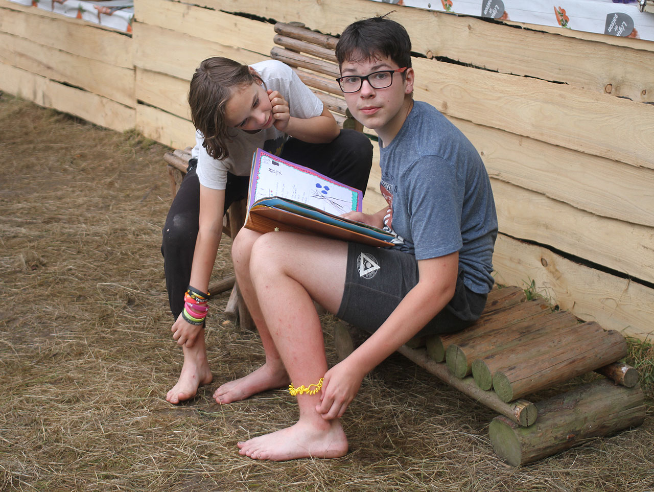 Vodník je na táboře s Bobří stopou už potřetí. jako zkušený harcovník ukazuje nováčkovi Bořisovi staré kroniky.