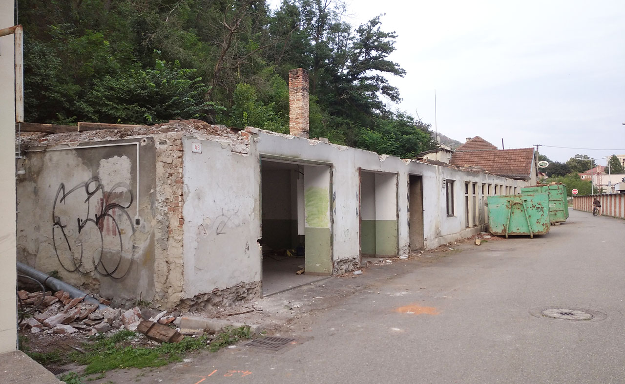 V Adamově byla zahájena demolice objektu č. 43. Kdysi budovy patřící k závodu, později nechvalně slavné hospody U Baťáka. Krčma utopená v údolí pod svahematřila k low-endu i na adamovské poměry. O to však byla oblíbenější.