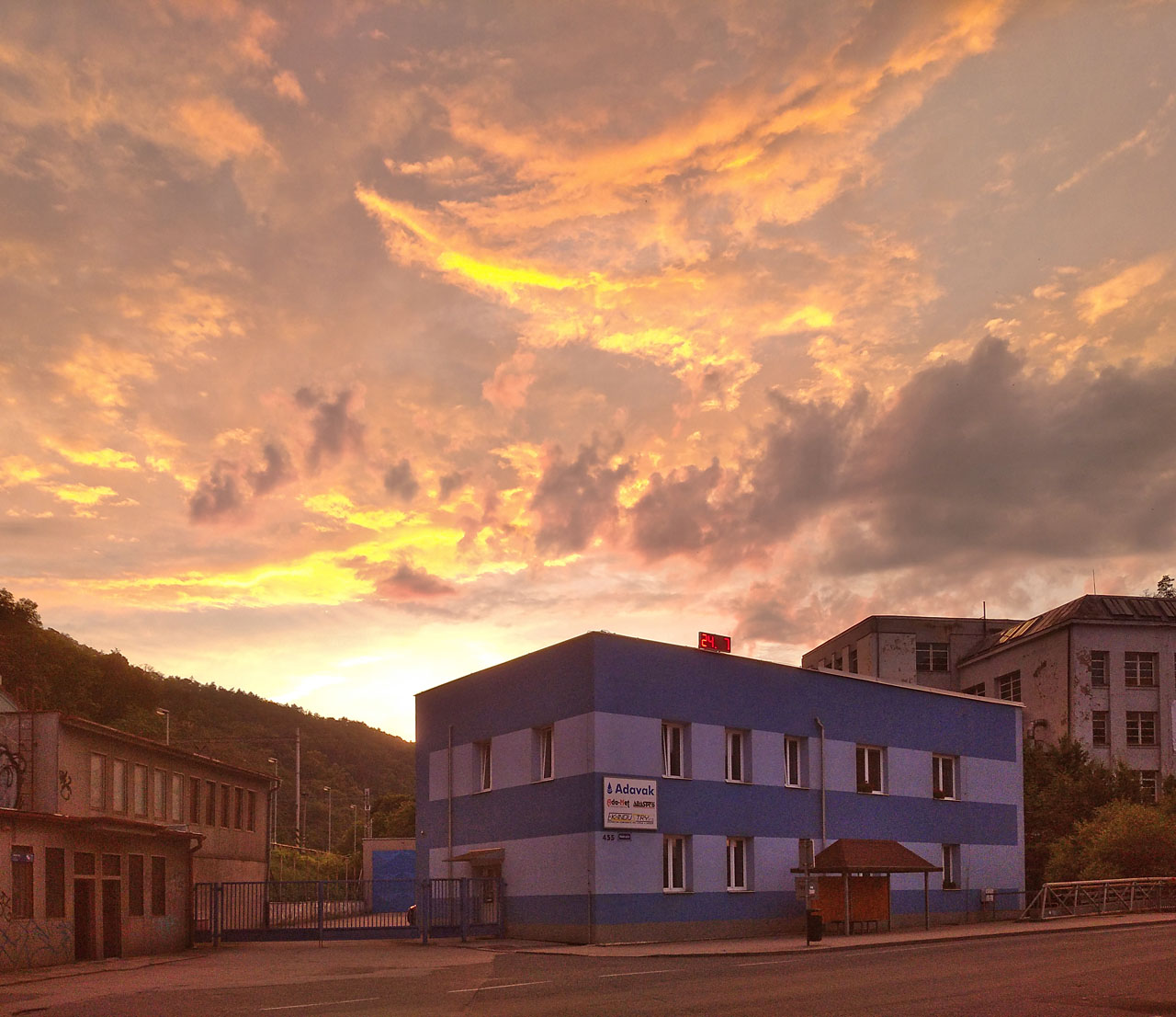 Západ hoří barvou rudou. Jedeme do Brna a dáváme krasu na shledanou!