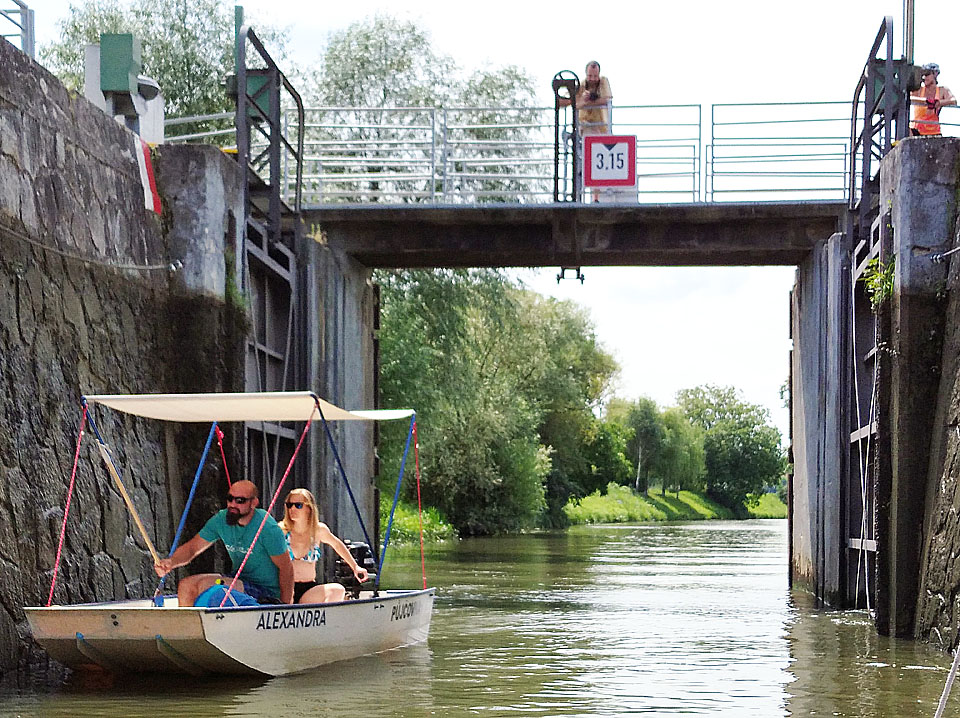 V <a href="/Tema/Petrov (ORP Hodonín)">Petrově</a> jsme propluli poslední z pětice plavebních komor na naší trase. Narozdíl od předešlých, zde jsme po proudu skutečně klesli o 2,5 m níže a na zpáteční cestě byli vyzdvihnuti o stejnou výšku.