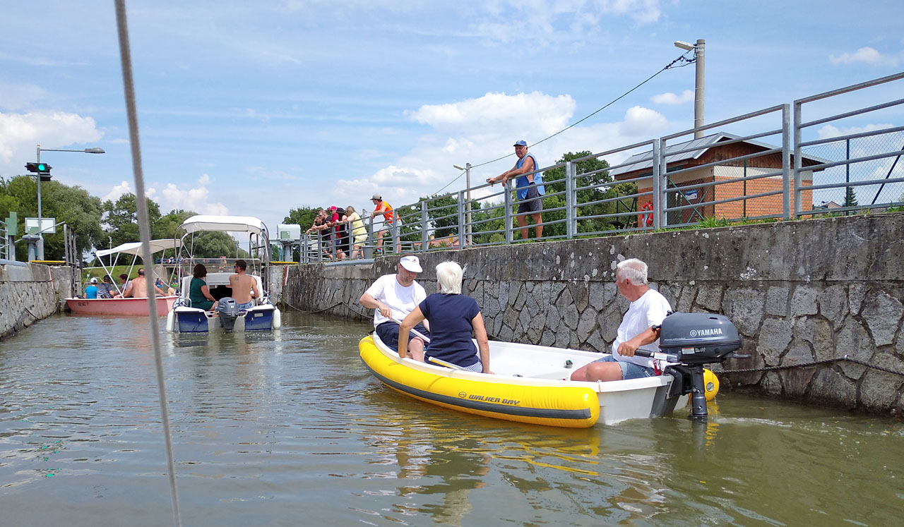 Baťův kanál je nesporně zajímavé technické dílo. Ve státě, kde je plavba a vodní doprava vůbec spíše výjimkou, jde o nedoceněnou raritu. Zejména je nepochopitelné, že se mohly vyplatit obrovské náklady na vybudování 52 km z velké části nově vyhloubeného kanálu, který vedl rovnoběžně s kapacitní dvojkolejnou železniční tratí.