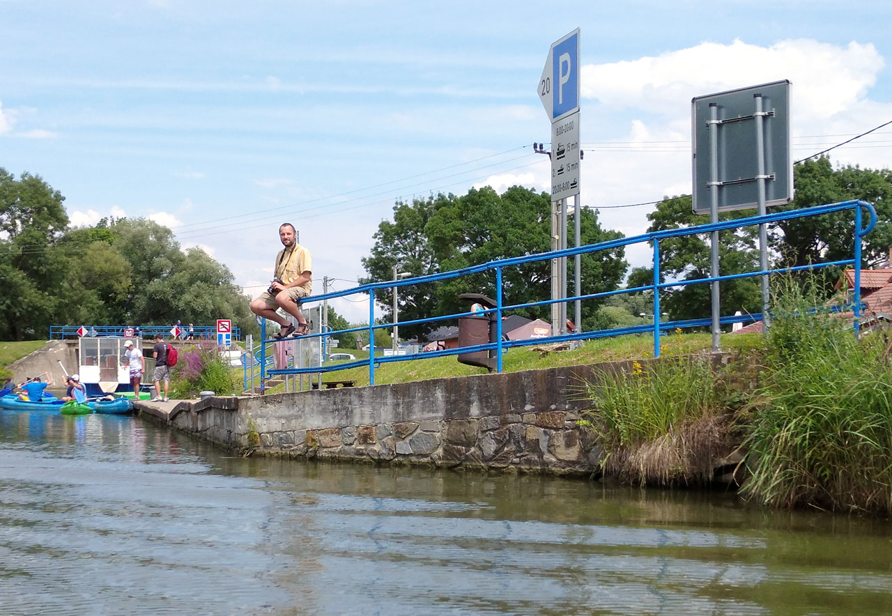 Autor článku se loučí, sedě na zábradlí plavební komory Petrov.
