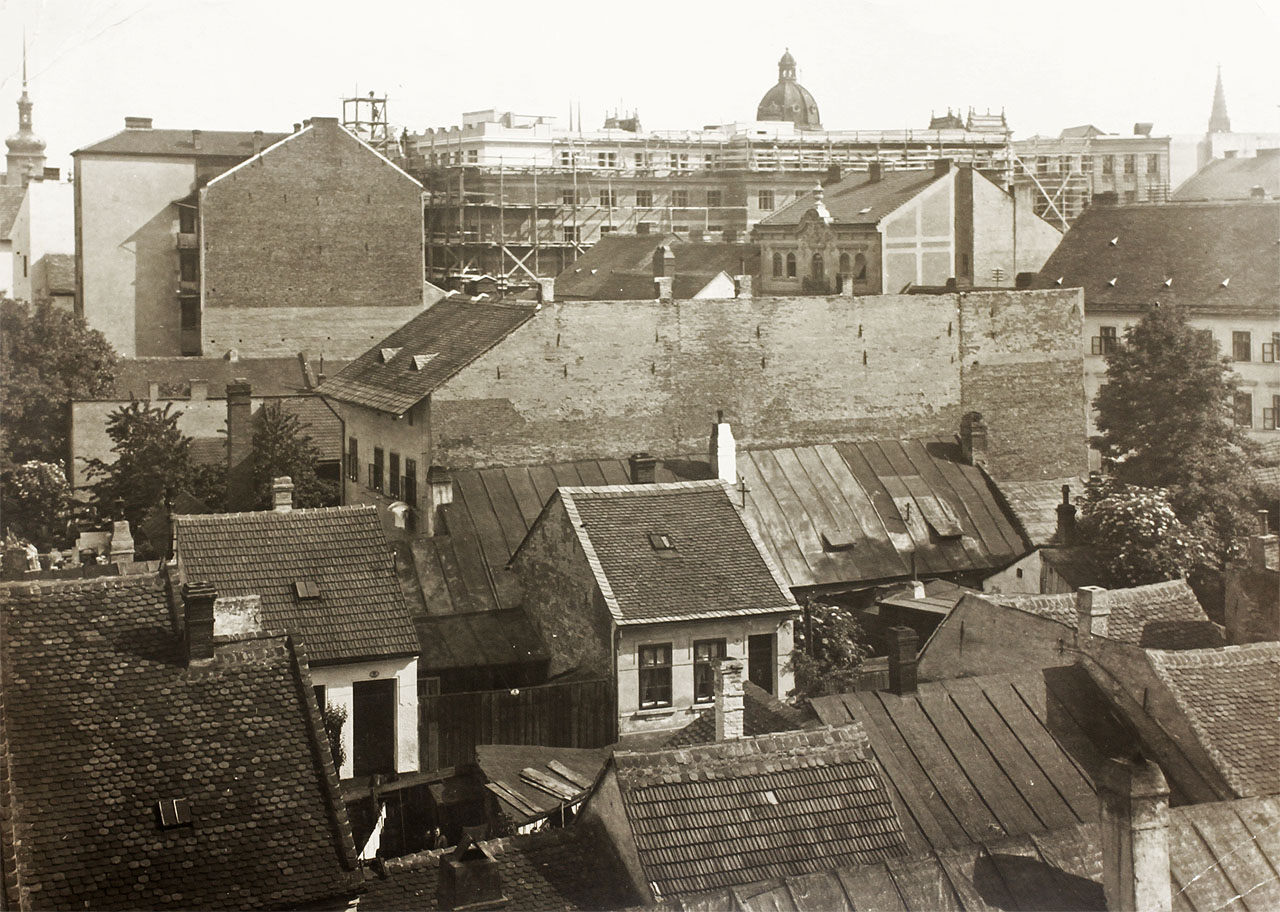 První fotka pochází zřejmě z roku 1907, kdy vrcholila výstavba Zemského domu. V popředí je na níá zachycena stále ještě životem kypící dělnická kolonie Šmálka (Mezírka, Červená ulička), po které zbyl na místě jenom název. O necelých 80 let později jsem tu strávil prvních šest let svého života i já - v domě, který na fotce ještě ani nemůže být zachycen.